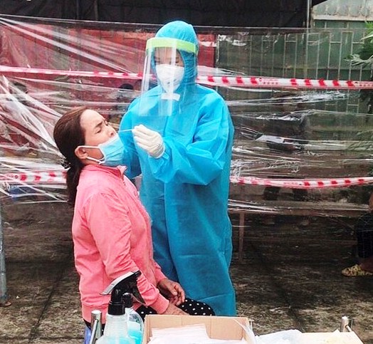 Vợ chồng cùng tham gia chống dịch